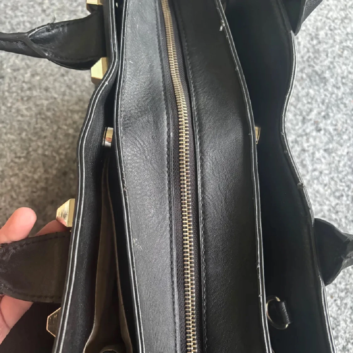 Svart handväska från Guess i skinn - 3