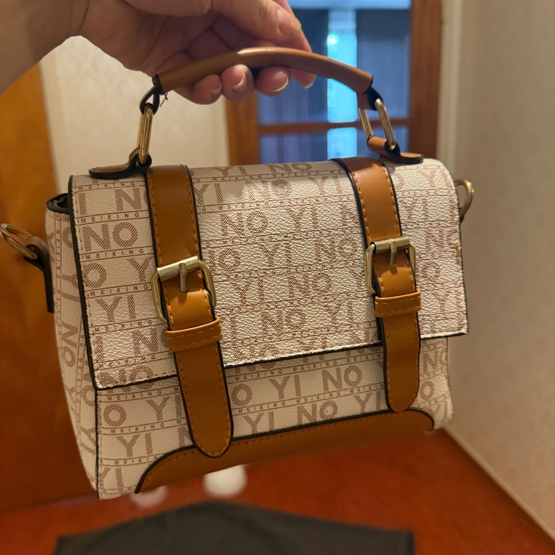 Beige handväska med logomönster