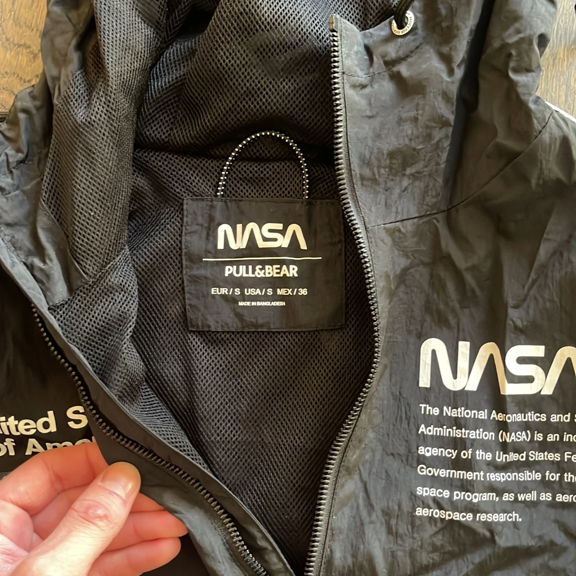 Svart NASA vindjacka - Pull&Bear - 2