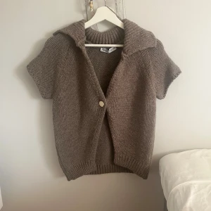 Stickad kofta - Använd 1 gång. Storlek L men väldigt liten i storlek så mer en s/m