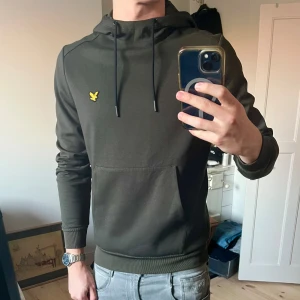 Lyle & Scott hoodie - Säljer en riktigt snygg Lyle n Scott hoodie i olivgrön färg|| skicket är mycke bra, ser ut som ny|| storlek S || köptes för 700 || hör av dig vid frågor 🔥 