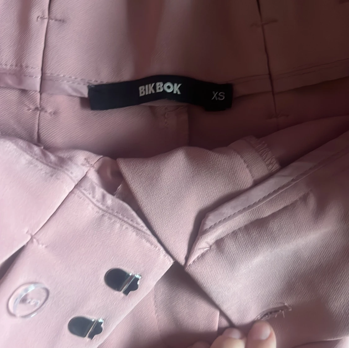 Rosa kostymbyxor med bälte från Bik Bok - 2