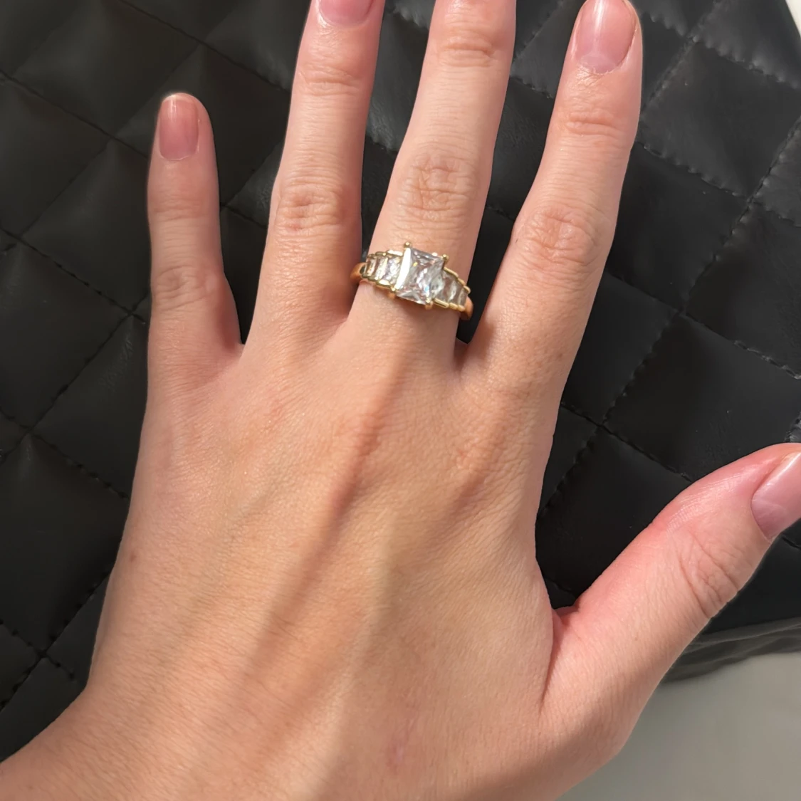 Guldfärgad ring med stor fyrkantig sten - 1