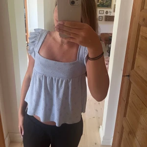 Ljusblå topp - Ljusblå topp med lite volang i nyskick, endast testad. 💕