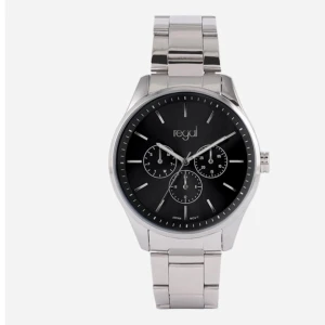 Regal silverfärgad klocka med svart urtavla - Snygg klocka från Regal med rund svart urtavla och tre mindre visartavlor. Armbandet är i blankt silverfärgat metall och boetten har en stilren design. Perfekt accessoar för dig som gillar klassisk och modern stil.