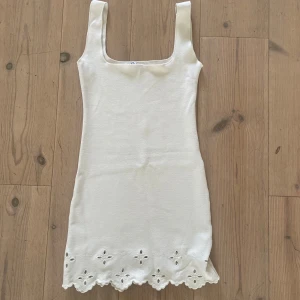 Slutsåld klänning från zara - Vit klänning