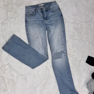 Ljusblå raka/ utsvängda jeans med hål - Ljusblåa jeans från ginatricot, köpta tre eller två år sen. 
