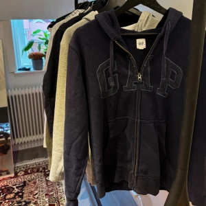 Mörkblå hoodie med dragkedja från GAP - Strl S