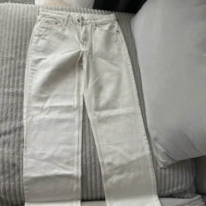 Vita raka jeans  - Snygga vita jeans med klassisk rak passform. Jeansen har normal/låg midja 