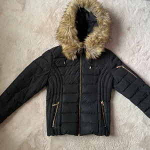 Hollies vinterjacka fakepäls stl 38 - Vinterjacka från Hollies med fakepäls, köpt 2018 men är i bra skick. Storlek 38 Nypris: 2 829kr