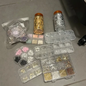 Nageldekorationer, glitter, flakes  - Flesta grejerna från luu nails vissa från nailster. Inte använt så mycket är kvar.