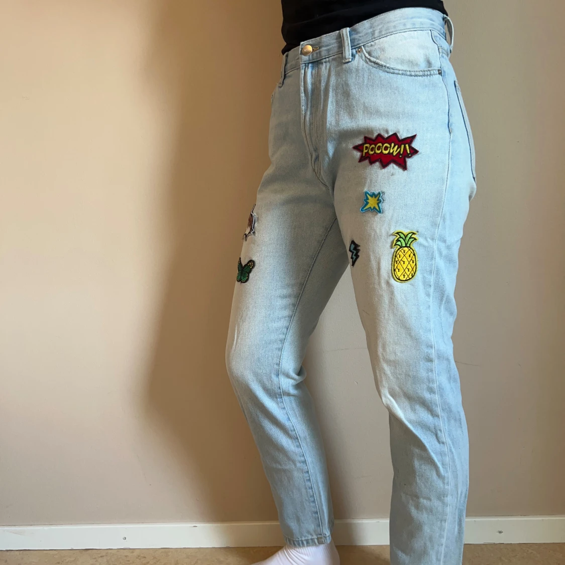 Ljusblå jeans med coola patches - 2