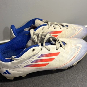  vita och blå fotbollsskor - Säljer ett par fotbollsskor FSO. Använda men fortfarande i skick att spela i. Strl 38