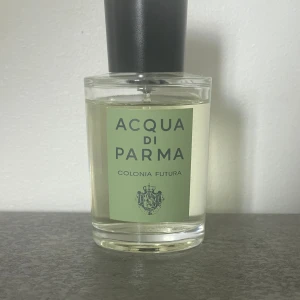 Acqua di Parma Colonia Futura 50ml - Fräsch Eau de Cologne från Acqua di Parma. 50 ml flaska, tillverkad i Italien. Perfekt för dig som vill ha en klassisk och stilren doft i din samling. Ca 46 ml är kvar