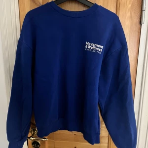 Blå sweatshirt - Säljer en blå sweatshirt från gina tricot med tryck både fram och bak. Tröjan är lite använd men det är inget som syns.
