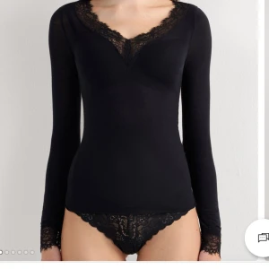 intimisimi tröja svart spets💞 - Svart långärmad topp från intimisimi  med v-ringning och fina spetsdetaljer vid halsringning och ärmslut.💞💞