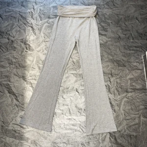 Grå yoga pants från lager 157 - Gråa yoga pants från lager 157 i storlek 150 men de är korta i benen tycker jag, knappt andvända innan de blev för små. 