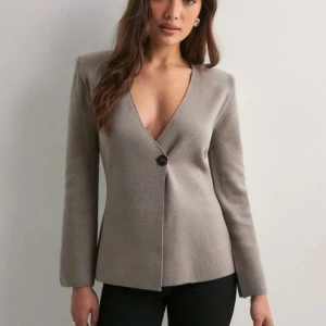 Figursydd kofta  - Så elegant & fin slätstickad kofta som är figursydd 🫶🏼