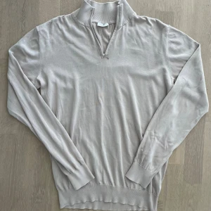 John henric quarter zip - Säljer nu min beigea half-zip ifrån John Henric. |  Tunn och väldigt bekväm. | Storlek M. | Fint material och som ny. | Släng iväg en signal vid funderingar så svarar jag snabbt. |