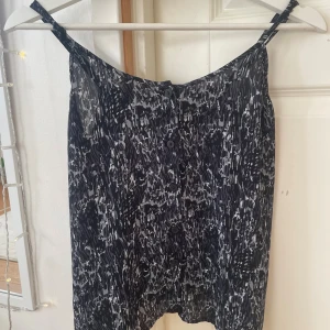 Mönstrat linne - Mörkt mönstrat linne i med knappar upptill, linnet är ifrån BikBok och i stl S.