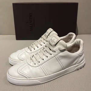 Valentino Flycrews  - Flycrews i vit färg. Riktigt fräscha i fint skick. Allt og kommer med alltså box, dustbag mm + äkthetsbevis medkommer också. De är i strl 43 och endast 2 taggar är borta. 1 tagg per sko, vilket är riktigt bra med tanke på att dessa går av lätt. Skriv vid funderingar🙌