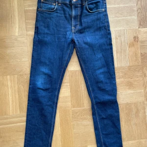 Nudie Jeans - Super snygga och populära jeans från Nudie Jeans. Mörkblå med en snygg wash. 10/10 skick, använda ett fåtal gånger. Skicka gärna om du har funderingar! ☺️