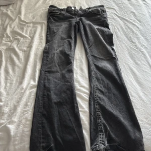  ginayoung - Snygga svarta jeans från Gina Tricot i storlek 164. Jeansen är i denim med lätt tvättad look. Sätter ett billigt pris för skicket 