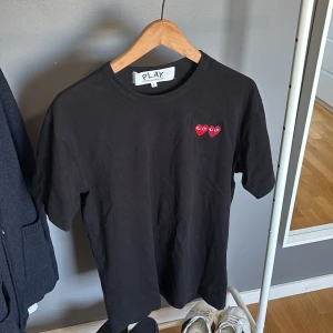 Comme Des Garcons tshirt - fint skick | knappt använd | äkta och köpt på NK | Kvitto finns | Storlek L men sitter som M | skön passform | pris kan diskuteras vid snabb affär 🙌