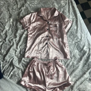 Satinpyjamas - Rosa Satinpyjamas i utmärkt skick. Kolla gärna in mina andra annonser, vill du köpa flera varor så kan vi komma överens om ett paketpris! Det finns just nu gratis frakt!