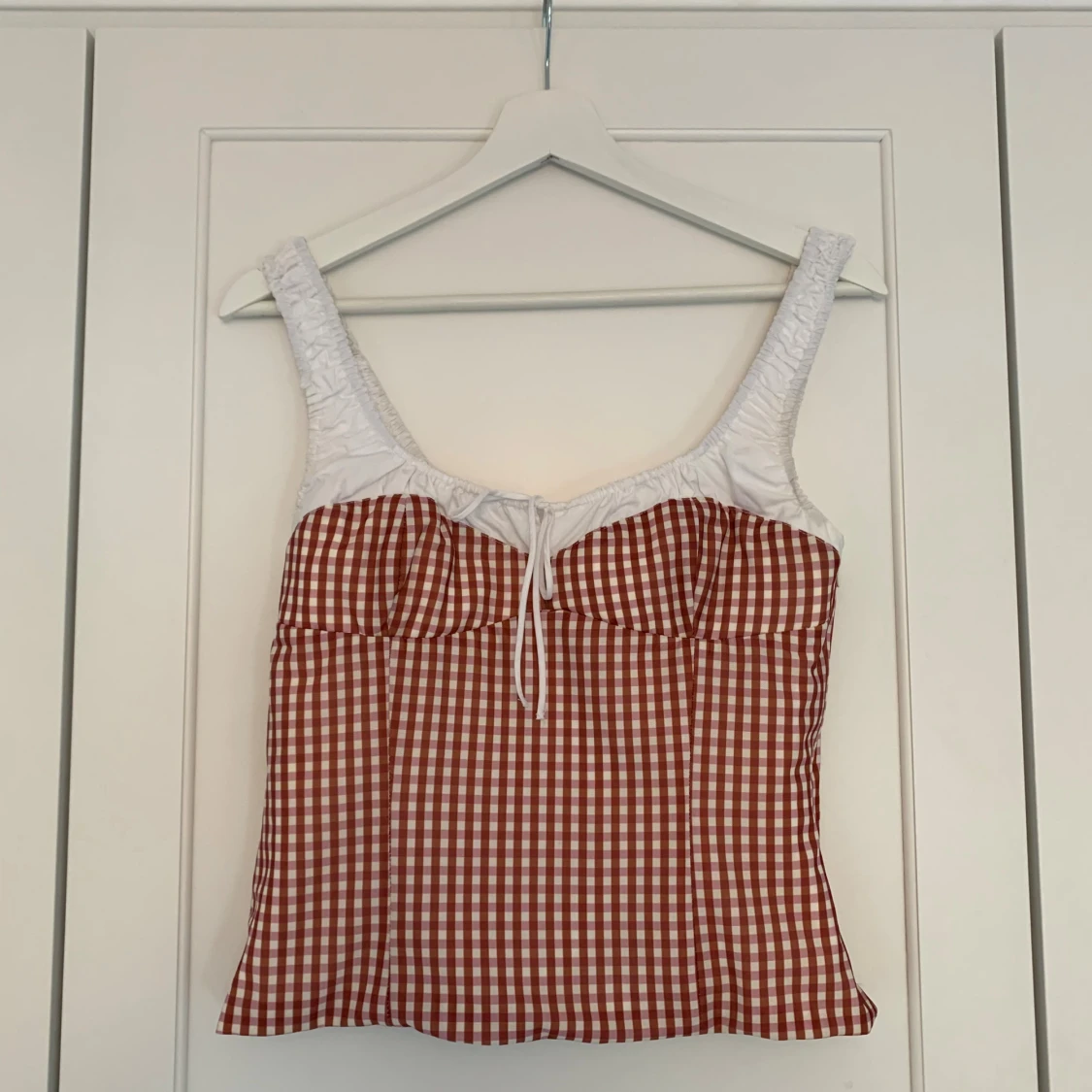 Rutig röd och vit linnetopp med knyt - 2
