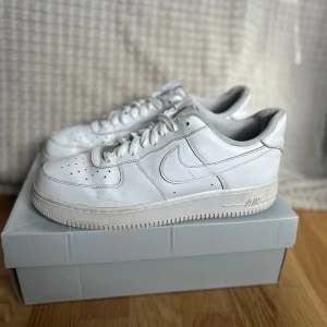 Air force 1 - De är använda ett par gånger men har mestadels stått i garderoben. De har inga större tecken på användning förutom att de är lite smutsiga.