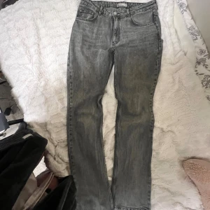 Gråa bootcut jeans - Gråa bootcut jeans från ginatricot, passar mig som är 178. Använda men inga större defekter.