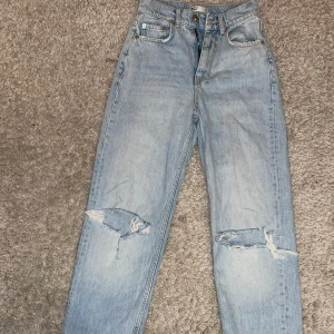 Jeans - Ljusblå gina jeans med hål, straight passform💕 Sällan använda Längd 104 Skrev 28 Midja 34 Lårbredd: 24 