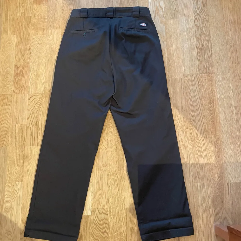 Hej! Säljer dessa byxor från dickies i modell elizaville, storlek 29. De är bruna men svårt att fånga färgen på bild. I bra skick.. Jeans & Byxor.