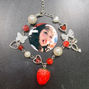 Chuu armband  - Ett handgjort armband av mig som ar inspirerad av chuu, heart attack! Swish eller köp nu❤️🍓