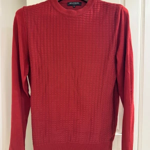 Röd Tröja från Bolongaro Trevor - Storlek: S Märke: Bolongaro Trevor Skick: Mycket bra skick Färg: Röd Användning: Perfekt för både vardag och festliga tillfällen, lätt att matcha för en stilren look.