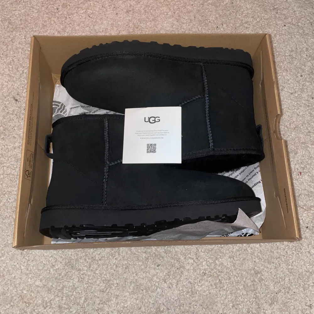 säljer ett par svarta uggs i modellen classic mini II storlek 41 köpta på boozt för ungefär en månad sen för 2299kr. aldrig använda och säljer då de var för stora men hann ej skicka tillbaka dem. kom privat vid frågor 💕🙏. Skor.