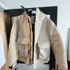 Sail Racing Jacka - Köptes vintern 2023 (6500kr)haft den en säsong bara därav halverad pris.    Riktig skön, varm och snygg! Högerfickan har några stygn gått upp, någon händig person kan sy fast det utan problem och annars är den hel.