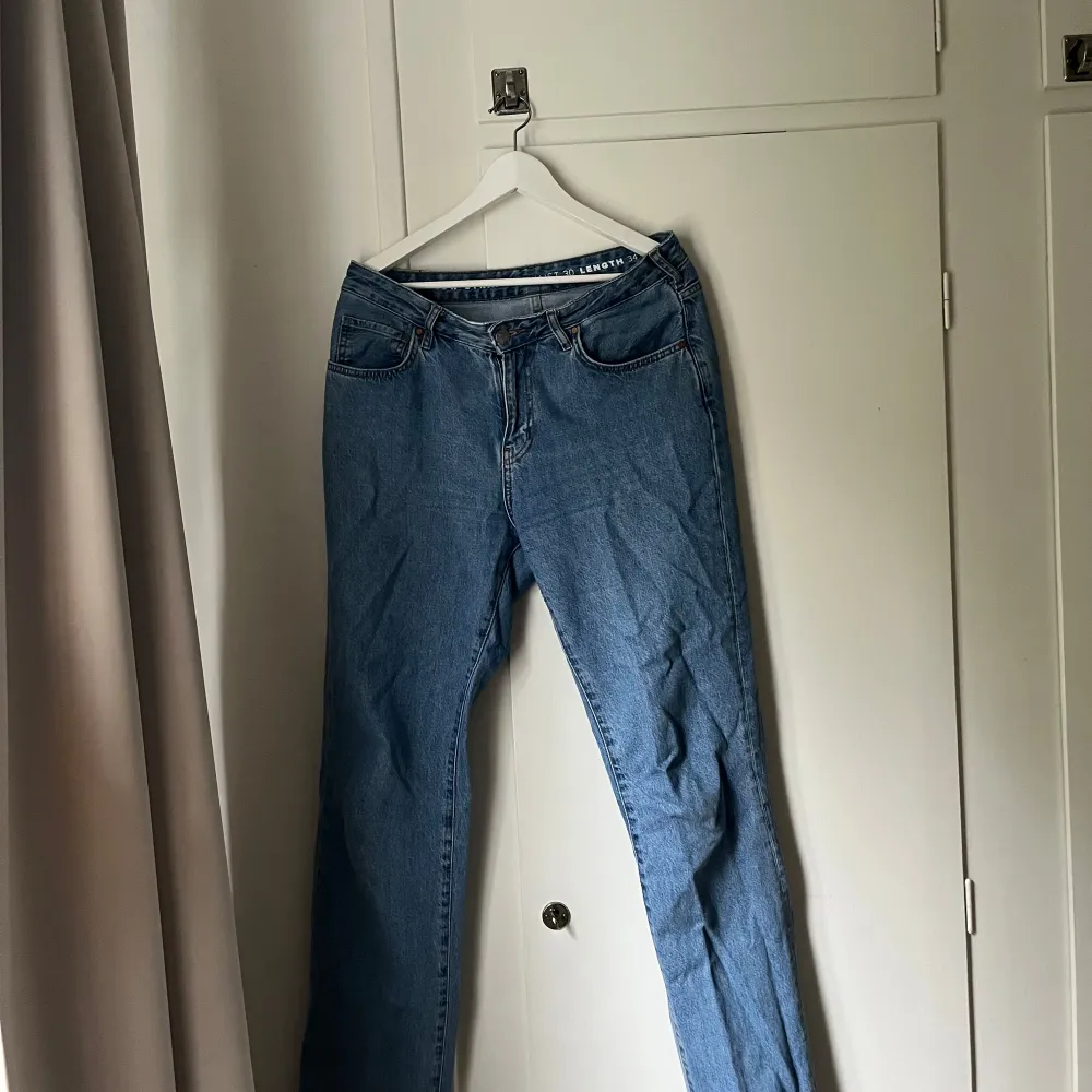 Jeans med lägre midja. Är i toppen skick. Det enda är längst ner på jeansen att dom blivit lite riviga då dom är så långa. Men det tycker jag är coolt . Jeans & Byxor.