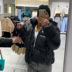 Puffer jacka - Säljer denna puffer jacka från H&M i storlek S! Perfekt vinterjacka nu när de börjar bli kallt då den är väldigt varm💘 Använd gärna köp nu men kontakta mig först!