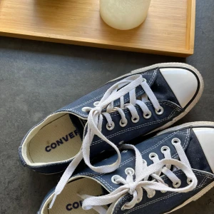 marinblå converse - Jättefina converse i färgen marinblå. varsamt använda utan defekter. Passar till allt!