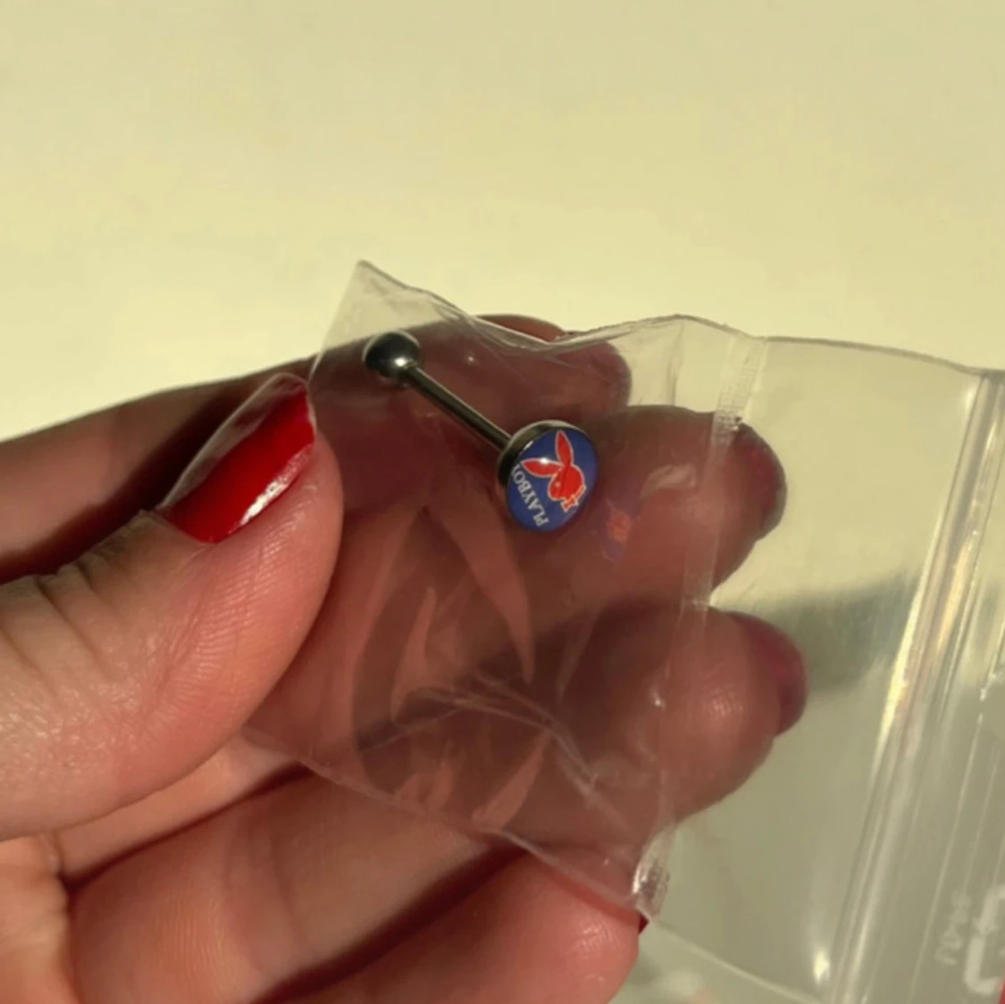 Snygg piercingstav med fjärilsmotiv