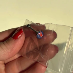 Snygg piercingstav med fjärilsmotiv - Säljer en Playboy tungpiercing ny i försluten förpackning. 