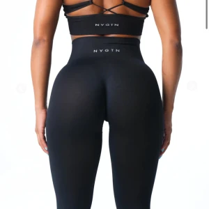 Nvgtn scrunch svarta leggings - Säljer ett par nvgtn leggings i storlek S med en scrunch där back som framhäver rumpan mer☺️ tightsen är använda endast en gång och är i nyskick inga defekter eller liknande tillkommer, hör av dig vid frågor :) nypris 590kr