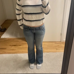 BKE jeans low waist  - Bke jeans lowwaist bootcut, köptes för 1350kr. Bra skick. Jag är 158 och har storlek 26-28, bootcuten är lite kort så om du är runt 150-160 är de här perfekta för dig 💕  