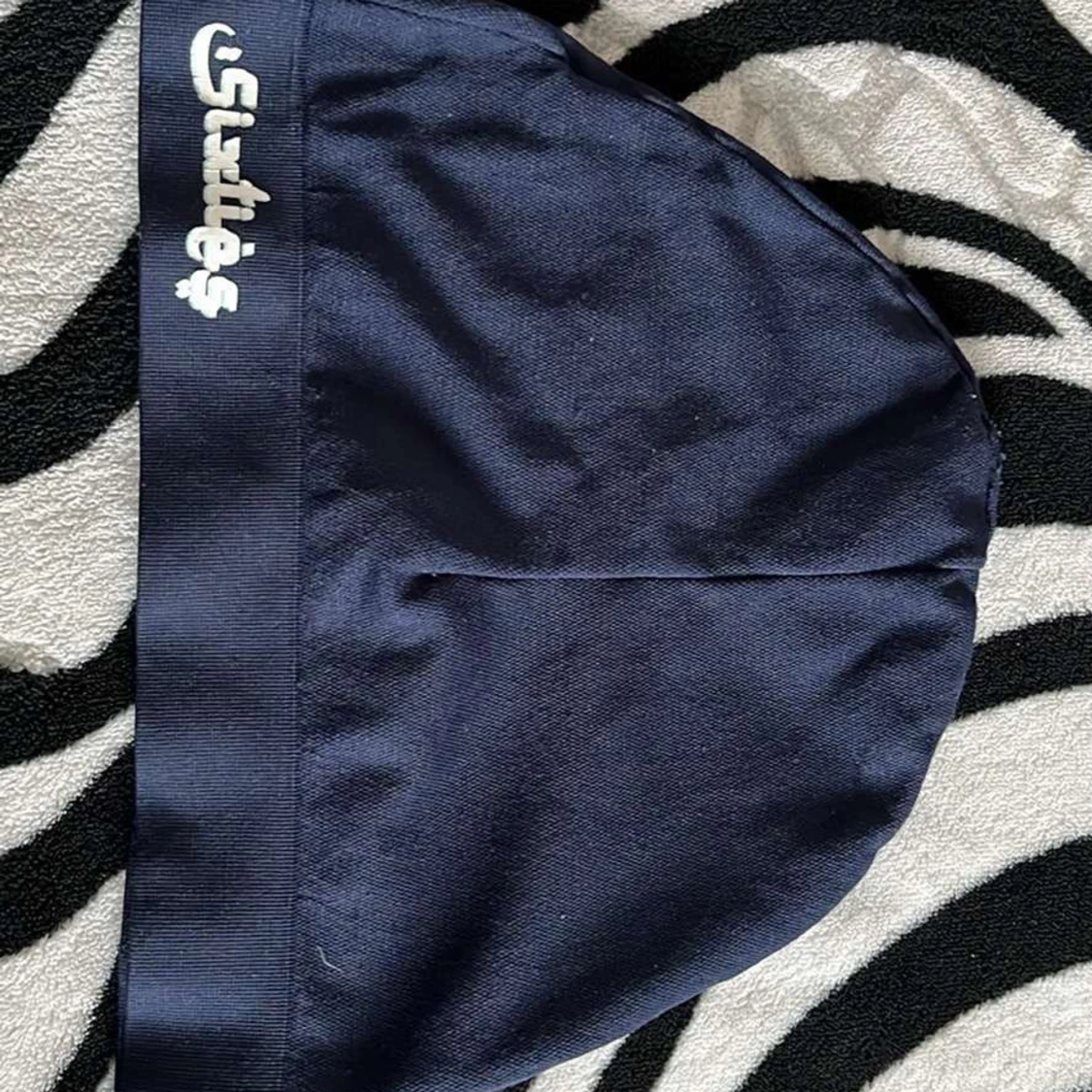 Mörkblå mössa från Sketchers