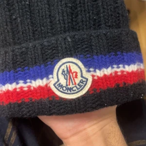 Moncler Mössa Äkta - Äkta och varm moncler mössa, skön bomulls material. Jag säljer den eftersom jag inte använder den alls längre. 