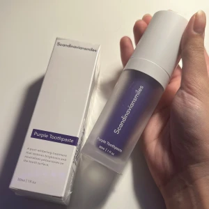 Scandinavian Smiles - Purple Toothpaste - Den kända lila tandkrämen från Scandinavian Smiles. Säljer då jag redan har en som ni kan se. Den jag säljer är helt oöppnad med plast på. Nypris 299.