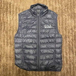 Armani väst  - Väldigt snygg väst i bra skick!  Finns ett litet litet hål som inte syns ifall man inte tittar noga. 🤩 Storlek S  Den är grå blå