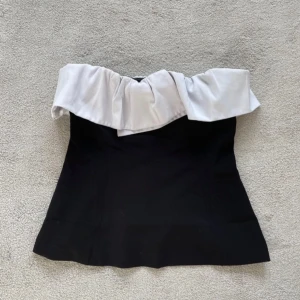 Festtopp - Snygg bandeu topp med vit detalj från NAKD. Storlek M men passar S. Orginalpris: 500kr 🌟